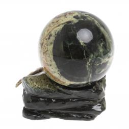 Композиция "Ящерица на скале" с шаром 10 см змеевик