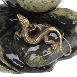 Композиция "Ящерица на скале" с шаром 10 см змеевик