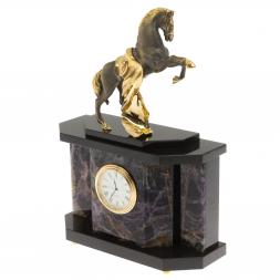 Часы &amp;quot;Конь с попоной&amp;quot; из сиреневого флюорита