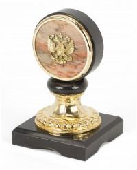 Настольная принадлежность подставка &amp;quot;Герб России&amp;quot; камень яшма долерит