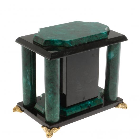 Часы из шабровского змеевика 17х12х17 см 129833