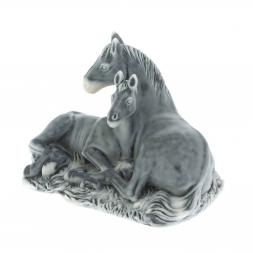 Статуэтка "Лошадь с жеребенком лежат" из мрамолита
