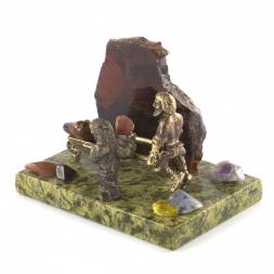 Композиция сувенир "Старатели с тачкой" из бронзы на подставке из камня