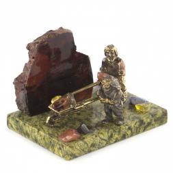 Композиция сувенир "Старатели с тачкой" из бронзы на подставке из камня