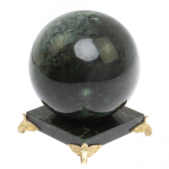 Шар из нефрита 12,5 см на каменной подставке 125034