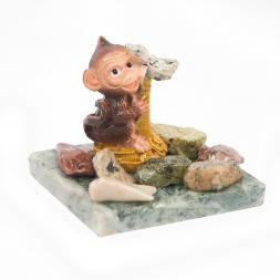 Сувенир "Обезьянка на пальме с деньгами №2" змеевик