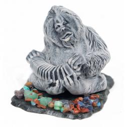 Сувенир "Обезьяна с гармошкой" из мрамолита