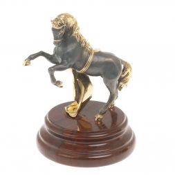 Бронзовая статуэтка "Конь с попоной" на подставке из яшмы