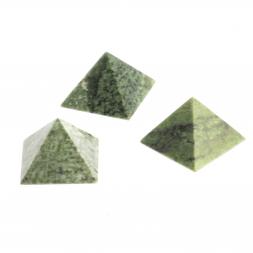 Пирамида из жадеита 3х3х2 см