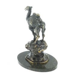 "Верблюд на скале" на подставке из камня змеевик