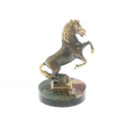 Статуэтка "Конь на дыбах" на подставке из яшмы 5х4,5х7,5 см
