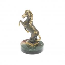 Статуэтка "Конь на дыбах" на подставке из яшмы 5х4,5х7,5 см