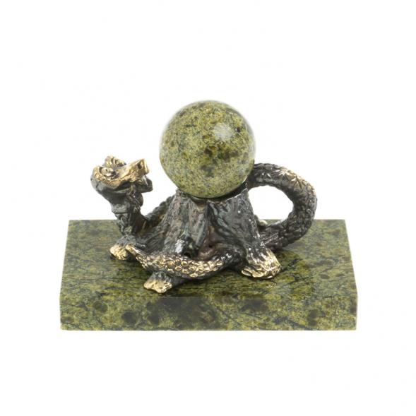 Статуэтка из бронзы «Змея у пня» с шаром змеевик 128173