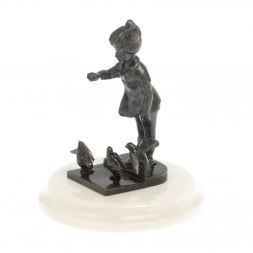 Бронзовая статуэтка &amp;quot;Девочка с голубями&amp;quot; мрамор