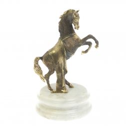 Статуэтка из бронзы &amp;quot;Конь с попоной&amp;quot; на подставке из мрамора