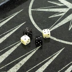 Кубики зарики 1 см черные и белые 4 шт