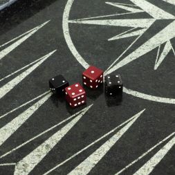 Кубики зарики 1 см красные и черные 4 шт