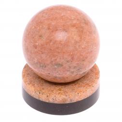 Шар из розового мрамора 5 см на каменной подставке