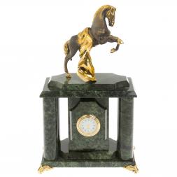 Часы настольные "Конь с попоной" из шабровского змеевика