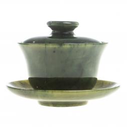 Гайвань из камня нефрит на блюдце