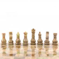 Подарочные шахматы "Игрок" камень оникс ракушечник 25х25 см