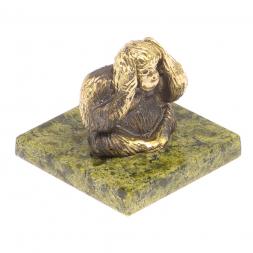 Обезьяна "Ничего не слышу" из змеевика