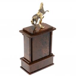 Настольные часы "Конь с попоной"из коричневого обсидиана