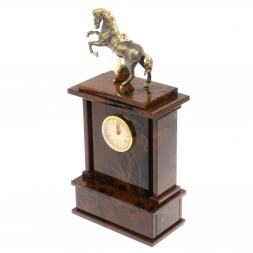 Настольные часы "Конь с попоной"из коричневого обсидиана