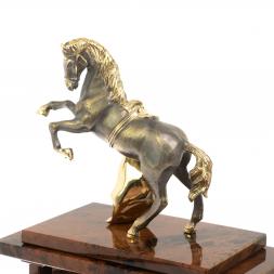 Настольные часы "Конь с попоной"из коричневого обсидиана