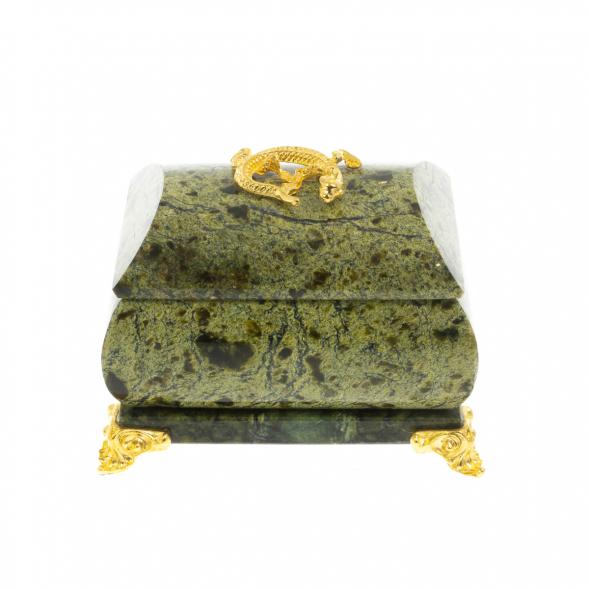 Шкатулка прямоугольная с ящерицей из змеевика 8,5х6х6,5 см 129464