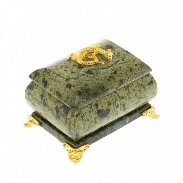 Шкатулка прямоугольная с ящерицей из змеевика 8,5х6х6,5 см 129464