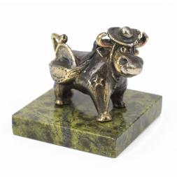 Статуэтка из бронзы и змеевика "Бычок шериф"