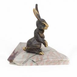 Сувенир из бронзы на подставке из яшмы "Зайчик"