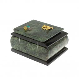 Шкатулка из шабровского змеевика с ящерицей 12х9,5х7,5 см