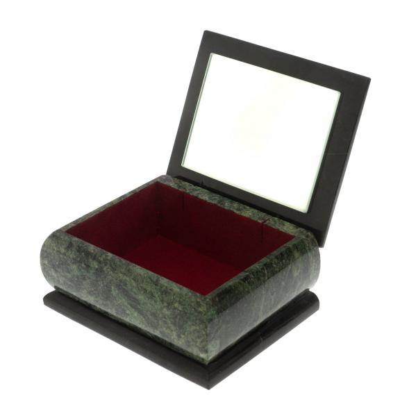 Шкатулка из шабровского змеевика с ящерицей 12х9,5х7,5 см 128678