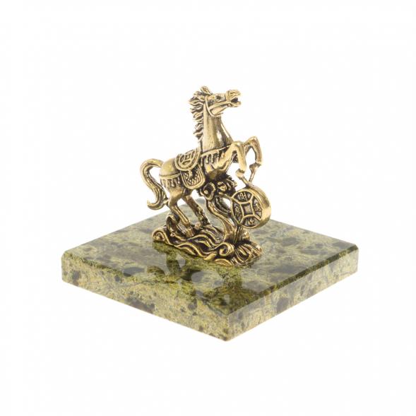 Статуэтка &amp;quot;Конь с монетой &amp;quot; из змеевика и бронзы 6х6х6 см 129942
